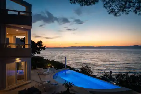 Brač - Moderna vila prvi red uz more