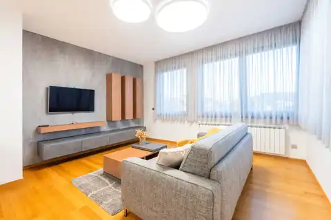 Zagreb, Srebrnjak – Uređen trosoban penthouse za najam