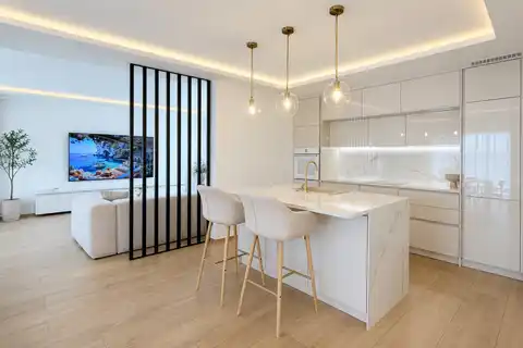 Vila 200 m², Pula — 3 spavaće sobe, grijani bazen, garaža, sauna