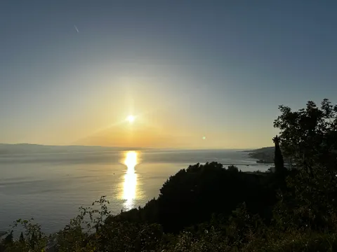 Omiš - Stavební pozemek s projektem luxusní vily s bazénem 664 m2