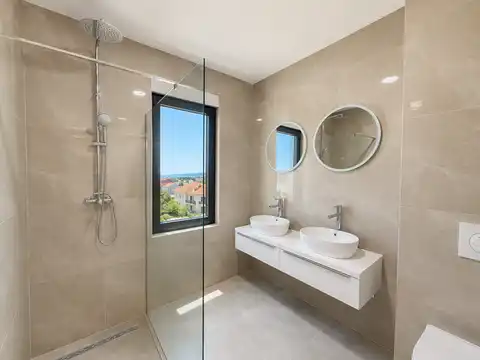 Dvoetažni stan 140 m², Brodarica, Šibenik- 3SS, krovna terasa, garaža