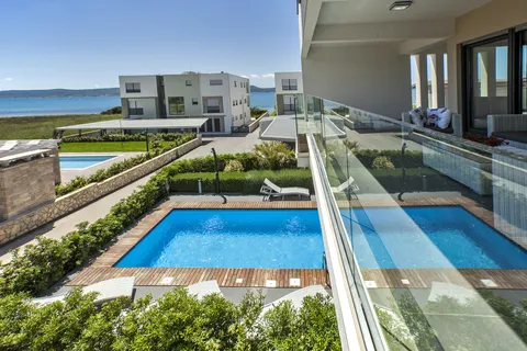 Zadar, Sukošan – Ekskluzywna dwupoziomowa willa z basenem, 170 m²