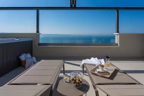 Podstrana - Moderná luxusná vila s bazénom a strešnou terasou