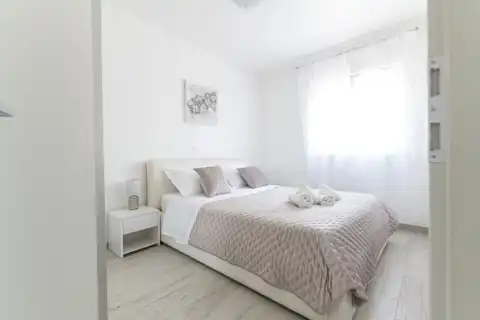 Trogir, Soline – Četverosoban stan s balkonom
