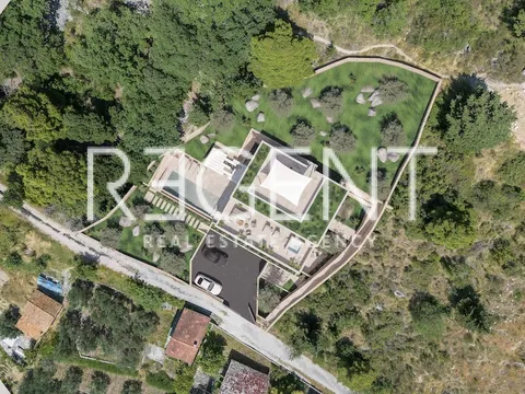 Omiš, Borak - pozemok 1324 m2 s projektom a stavebným povolením pre vilu 360 m2