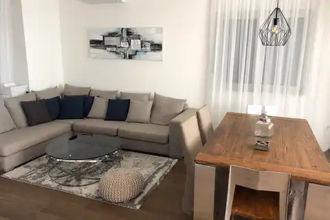 Murter, Betina - Luksuzan trosoban stan s bazenom, prvi red do mora