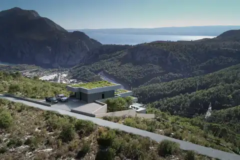 Omiš, Gata – Zemljište s građevinskom dozvolom i projektom za vilu