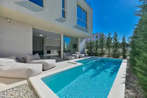 Seget Vranjica – moderna duplex vila s dva bazena i pogledom na more