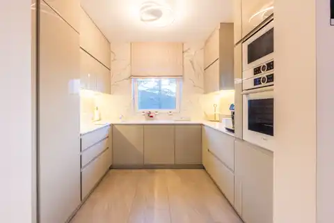 Záhřeb, Jelenovac – Moderní třípokojový byt s velkou terasou a garáží