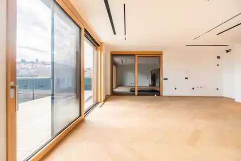 Загреб, Грачани – четырехкомнатная квартира с садом и просторными террасами.