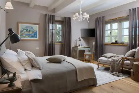 Istria, Poreč - Attractive stone villa with a tennis court and a swimming pool