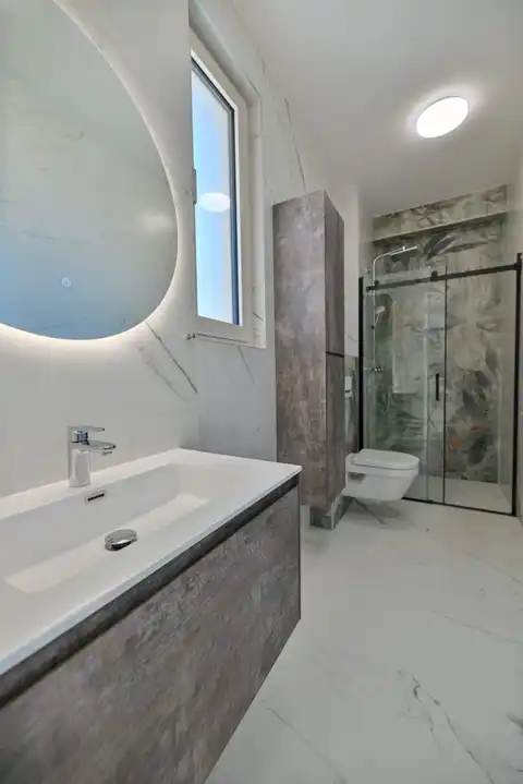 Seget Vranjica – moderna duplex vila s dva bazena i pogledom na more