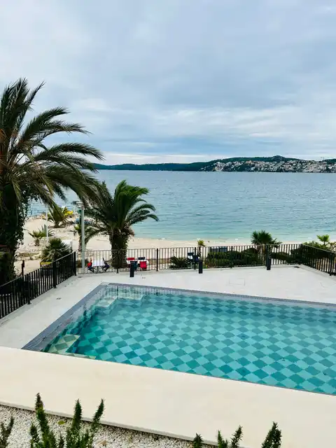 Trogir, Seget Donji -  Stan u prizemlju moderne novogradnje uz more