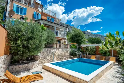 Split - Autentična vila među maslinicima s pogledom na more i bazenom