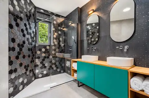 Vila 210 m², 4 spavaće sobe, bazen i pogled na more – Omiš