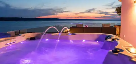 Ražanac, Ljubač - Luksuzna vila s bazenom, prvi red do mora