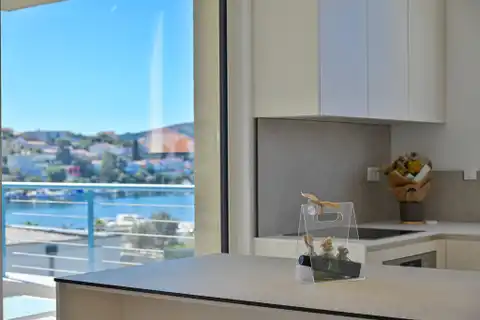 Seget Vranjica – moderna duplex vila s dva bazena i pogledom na more