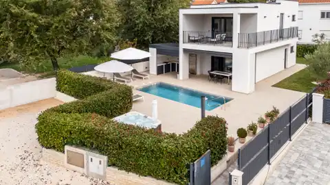 Poreč, okolica - vila 140m² s bazenom i jacuzzijem, useljiva