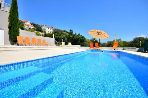 Brač, Sutivan - Investicijska prilika, stambena zgrada