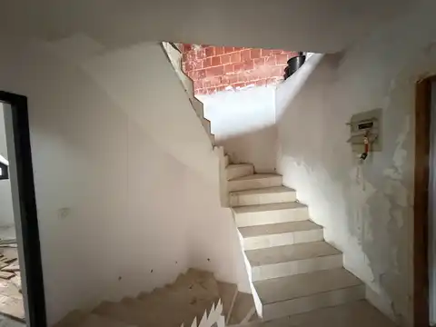 Zagreb, Mikulići - detached house for renovation with a garden.