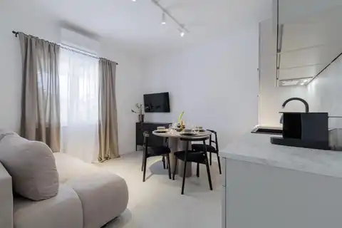 Split, Kila – stan 51 m² z vrtom, bazenom in s parkiriščem