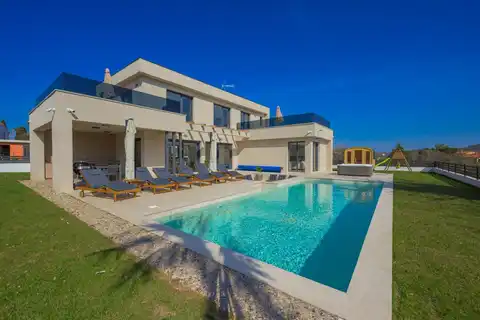 Rovinj- vila s bazenom u modernoj novogradnji