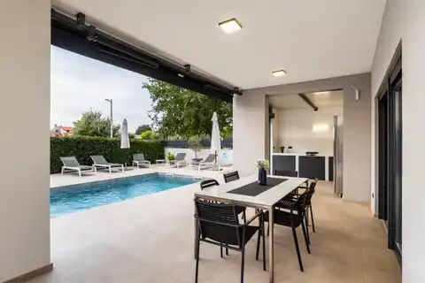 Poreč, okolica - vila 140m² s bazenom i jacuzzijem, useljiva