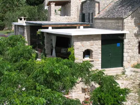 Brač, Bol - Kamena kuća sa četiri apartmana