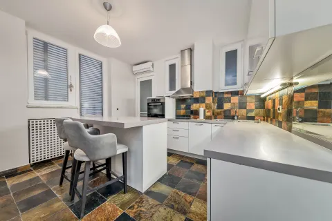 Záhřeb, Náměstí bána Josipa Jelačiće - Čtyřpokojový byt 160 m2 k pronájmu