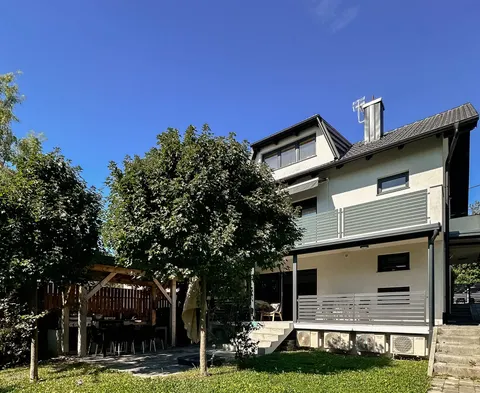 Zagreb, Maksimir Kostanjevec - Obiteljska dvojna kuća na tri etaže