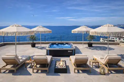 Podstrana - Dvosoban stan sa krovnom terasom i parking mjestom