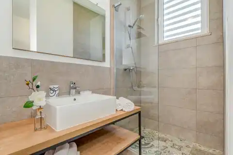 Brač, Sutivan - Investicijska prilika, stambena zgrada