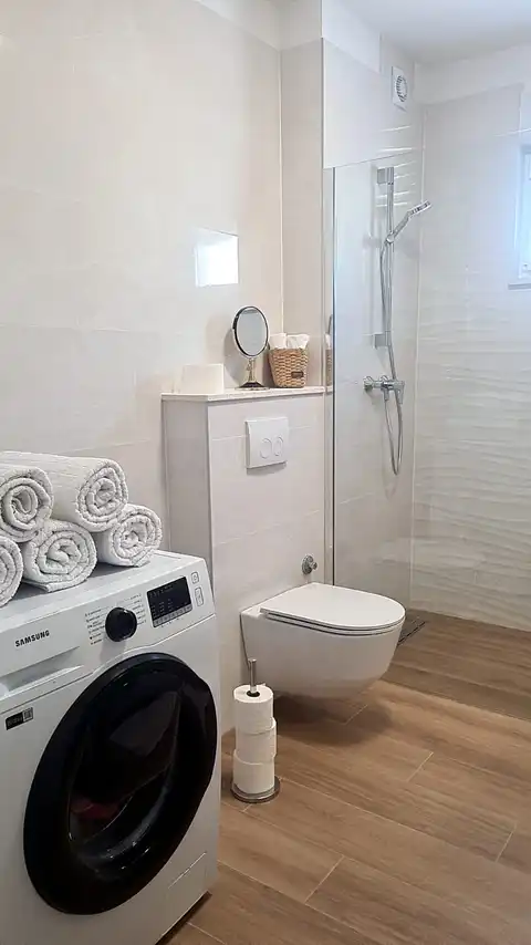Split, Strožanac – For rent, three-room apartment 103 m² loggia jacuzzi parking