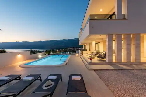 Zadar, Rovanjska – villa de 220 m², piscine et vue sur la mer
