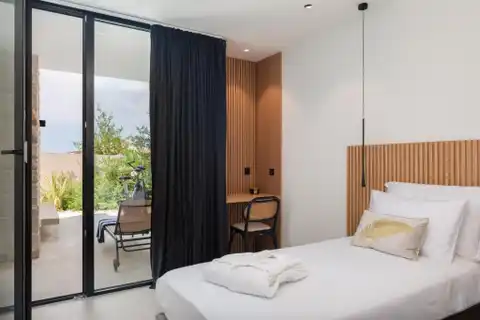 Brač - Moderna vila s bazenom, jacuzzijem i saunom