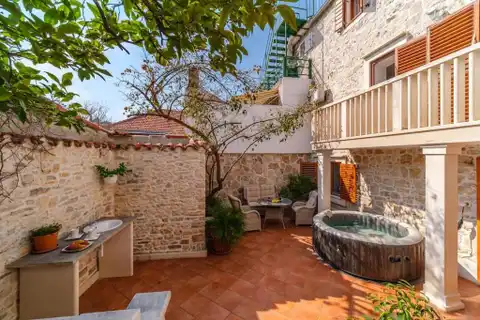 Brač, Sutivan - Kamena kuća