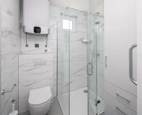 Омиш, Станичи – вилла на первой линии у моря с большим потенциалом