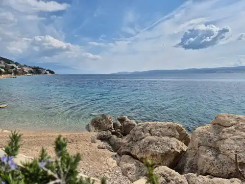 Омиш, Станичи – вилла на первой линии у моря с большим потенциалом