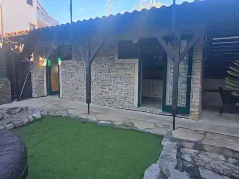 Turanj - Kamenný dom pri mori s dvorom