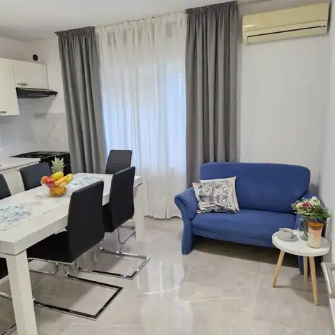 Split, Kamen - Appartement de trois pièces avec jardin privé