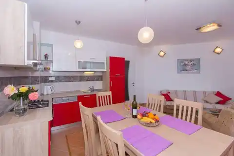 Split, Žnjan - Appartement de trois pièces avec loggia