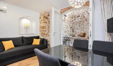 Šibenik, centrum – zrekonstruovaný kamenný dům se třemi apartmány