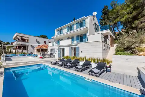 Brač, Milna - Villa moderna in prima fila sul mare, 264 m2
