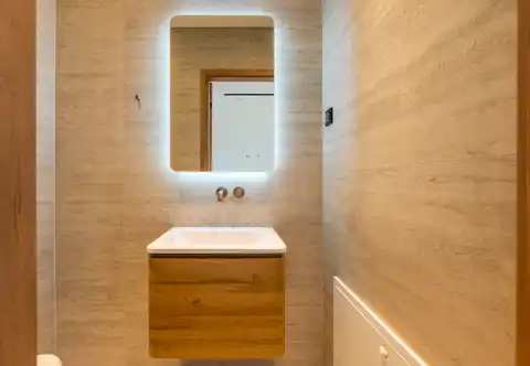 Загреб, Грачани – четырехкомнатная квартира с садом и просторными террасами.