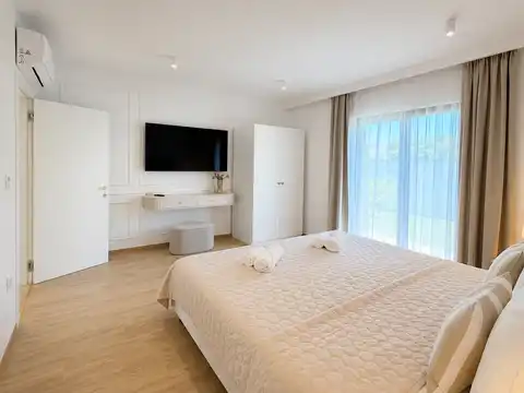 Vila 200 m², Pula — 3 spavaće sobe, grijani bazen, garaža, sauna