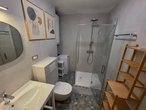 Split, Pujanke - Renoviran trosoban stan s lođom