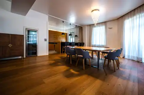 Appartamento 240 m², Donji grad — 3 camere da letto, balcone, parcheggio