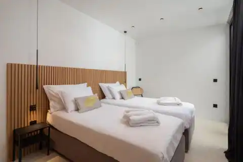 Brač - Moderna vila s bazenom, jacuzzijem i saunom