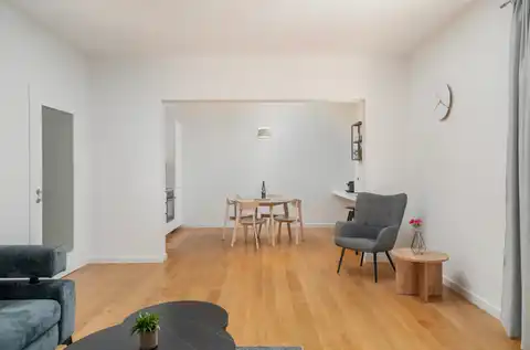 Split, Lučac - Appartement de deux pièces avec loggia et vue sur la ville.