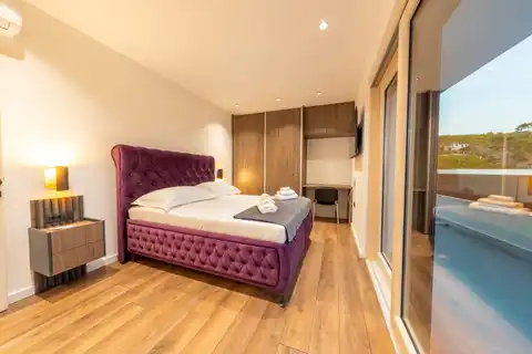 Split, Strožanac - Moderna vila s pogledom na more, bazenom i pomoćnim objektom 50 m2